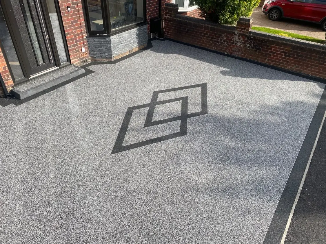 Close view of the grey and white resin aggregate with the black inlay and border on a Mansfield driveway